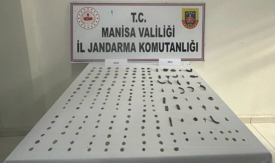 Tarihi objeler ve sikkeleri satmak isterken jandarmaya yakalandı Manisa’nın Akhisar ilçesinde jandarma ekipleri tarafından bir şahsın ikametinde yapılan