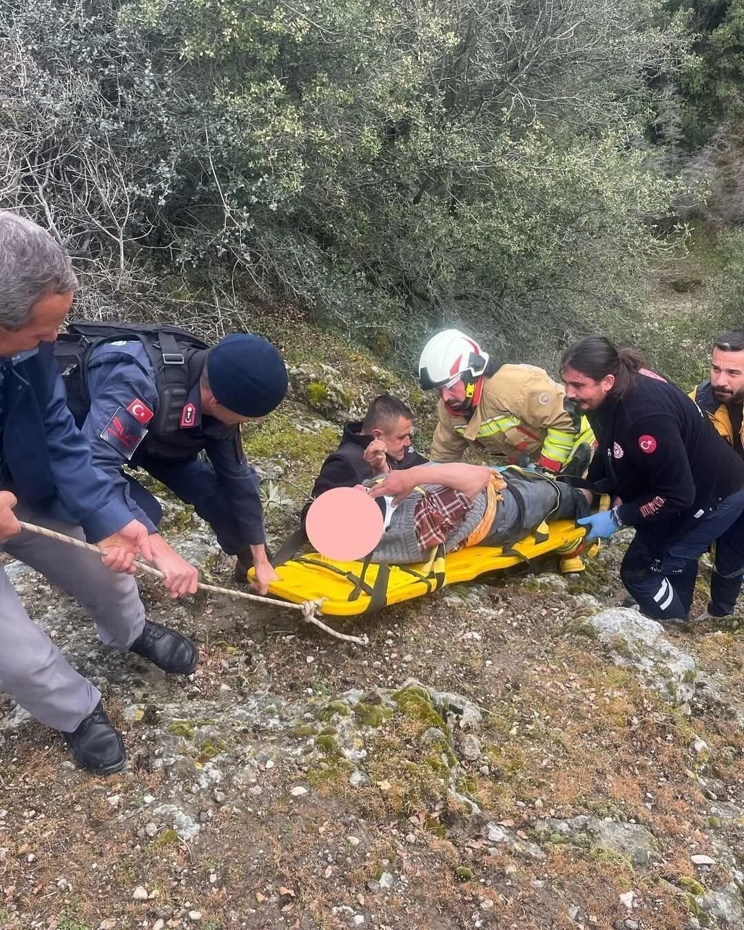 Uçurumdan yuvarlanan zihinsel engelli adam yaralandı Uçurumdan yuvarlanan zihinsel engelli adam yaralandı
