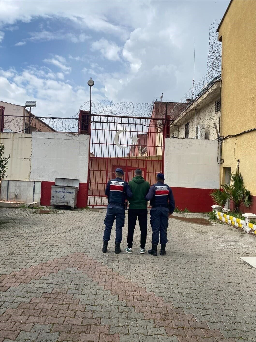 Uyuşturucu suçundan aranan şahıs Efeler’de yakalandı Uyuşturucu suçundan aranan şahıs Efeler’de yakalandı