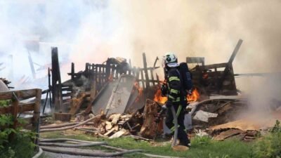 Denizli’de müstakil evin bahçesinde başlayan yangın evi küle çevirdi. Ailesinin