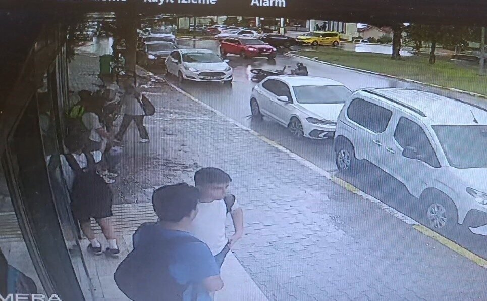 Antalya’nın Manavgat ilçesinde motosiklet sürücüsünün direksiyon hakimiyetini kaybederek devrilmesi sonucu