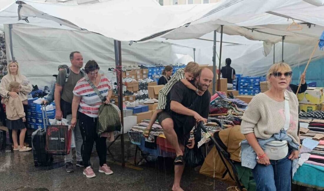 Antalya’nın Manavgat ilçesinde semt pazarlarına ilgileri mazeret dinlemeyen turistler, yağmur