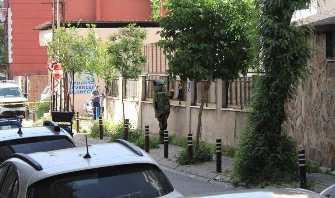 Aydın’ın Efeler ilçesindeki bir ilkokulun bahçe duvarına asılan kadın çantası