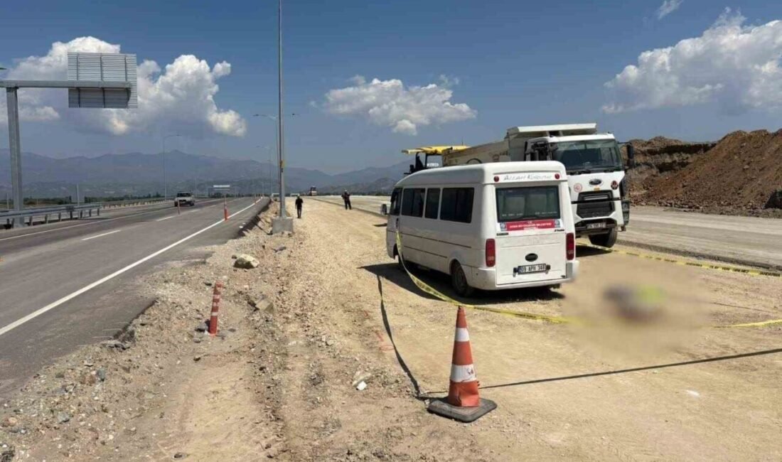 Aydın’ın Efeler ilçesinde bir şahıs geri manevra yapan minibüsün altında