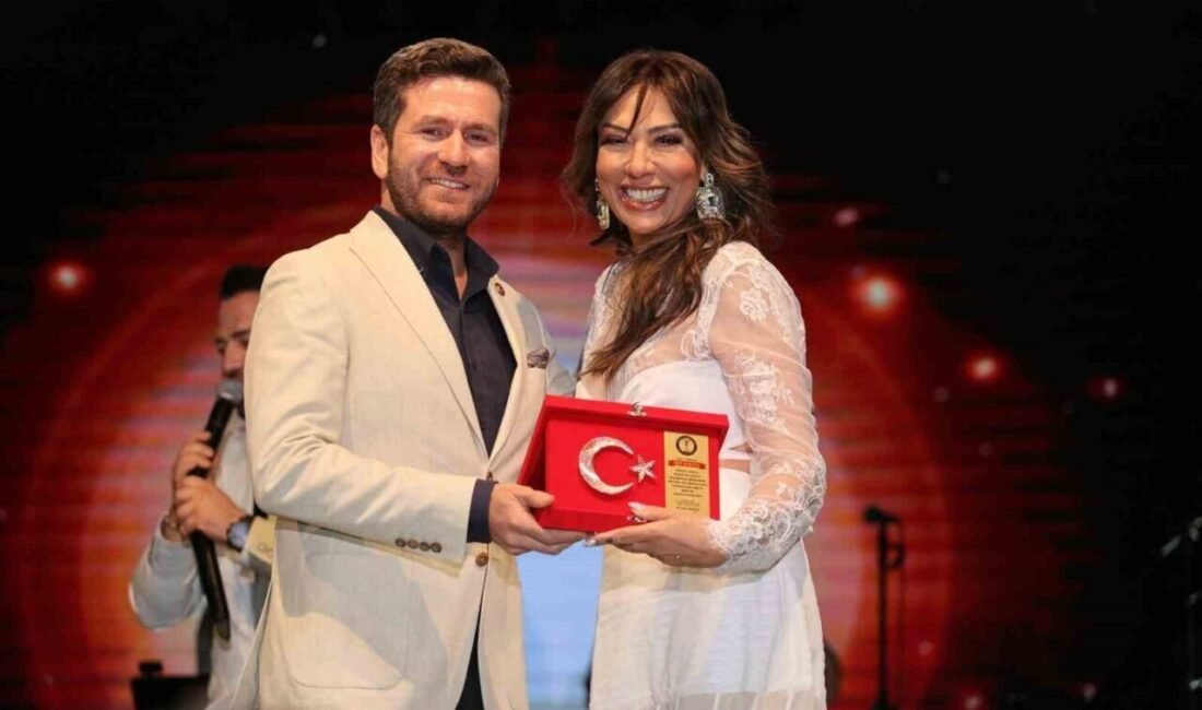 Kızılcabölük Kültür Sanat ve Moda festivalinin ikinci gününde sahne alan