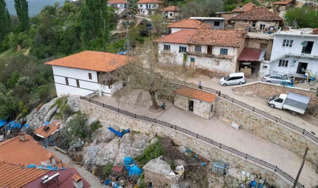 Manisa’nın Demirci ilçesine bağlı Küpeler Mahallesi’ndeki 700 yıllık cami mimarisiyle