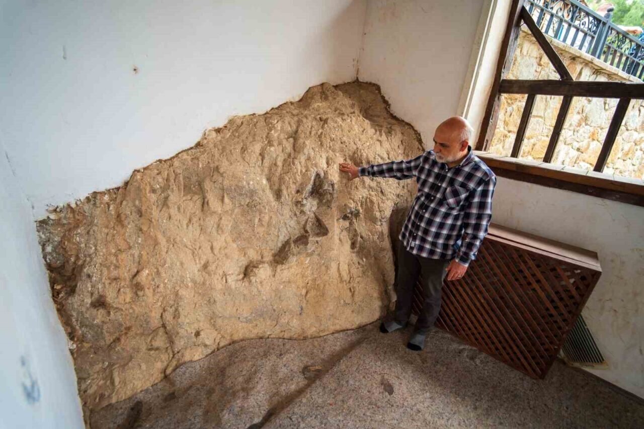 700 yıllık cami zamana meydan okuyor