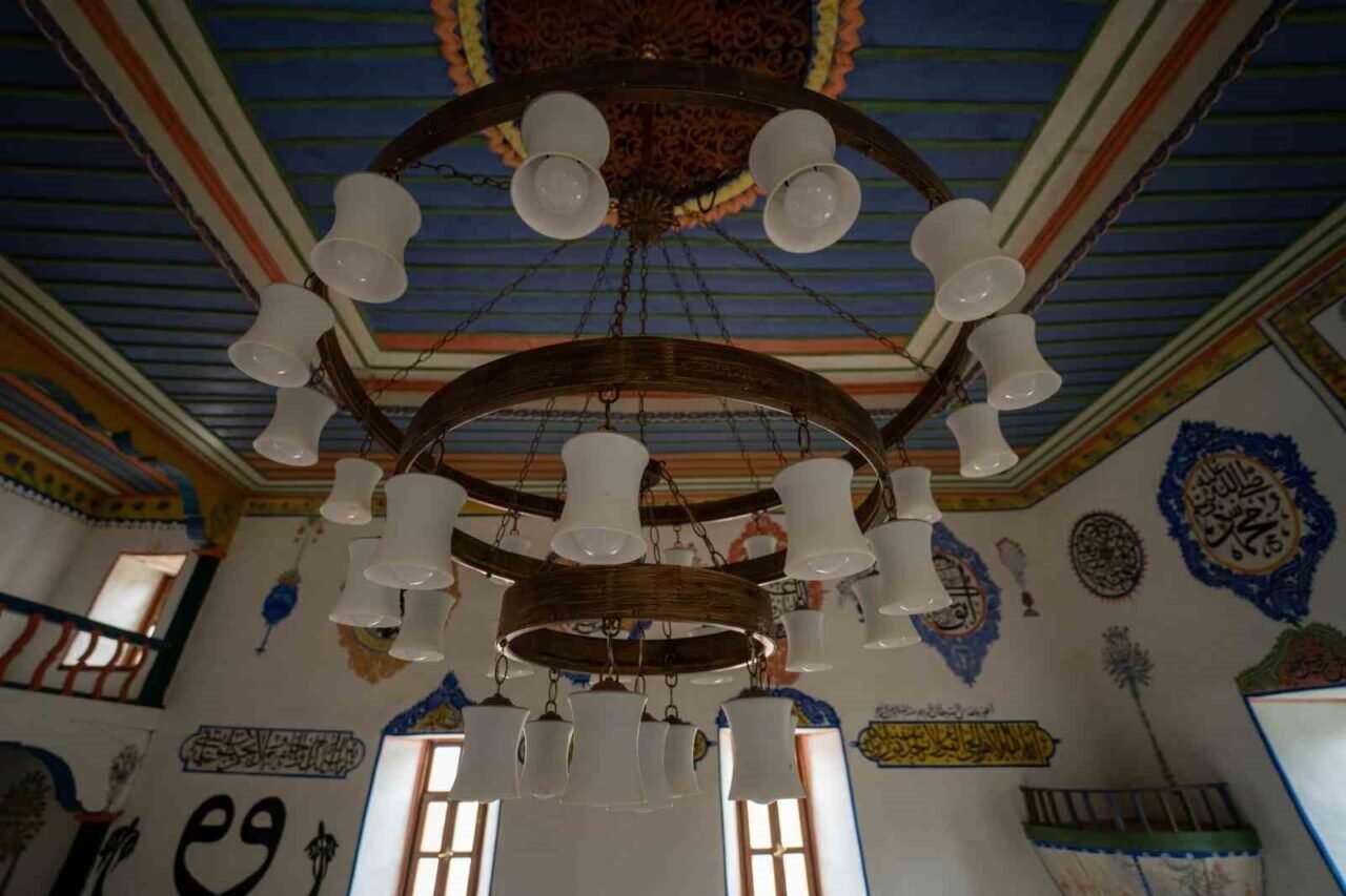 700 yıllık cami zamana meydan okuyor