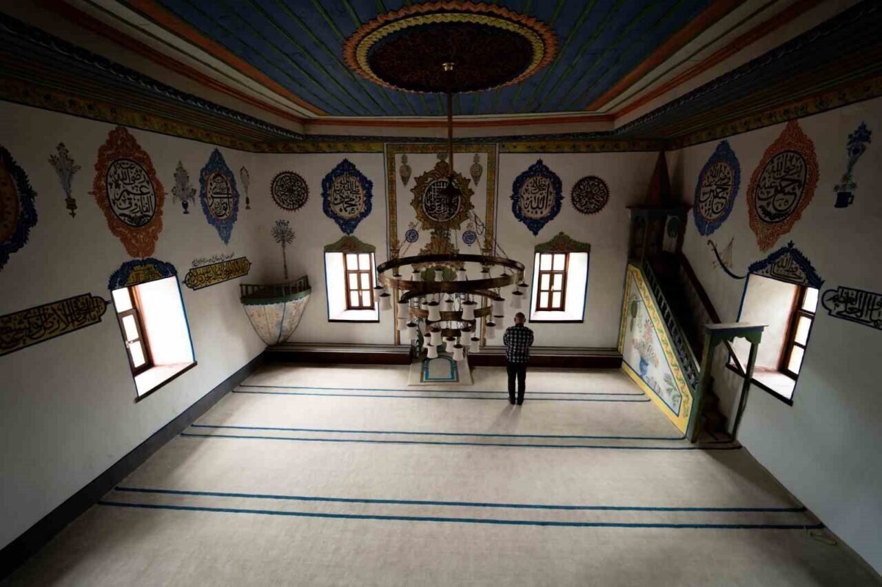700 yıllık cami zamana meydan okuyor