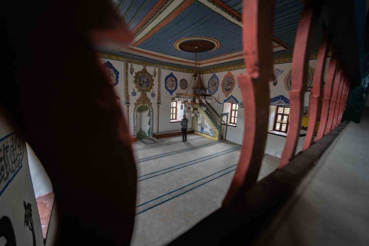 700 yıllık cami zamana meydan okuyor