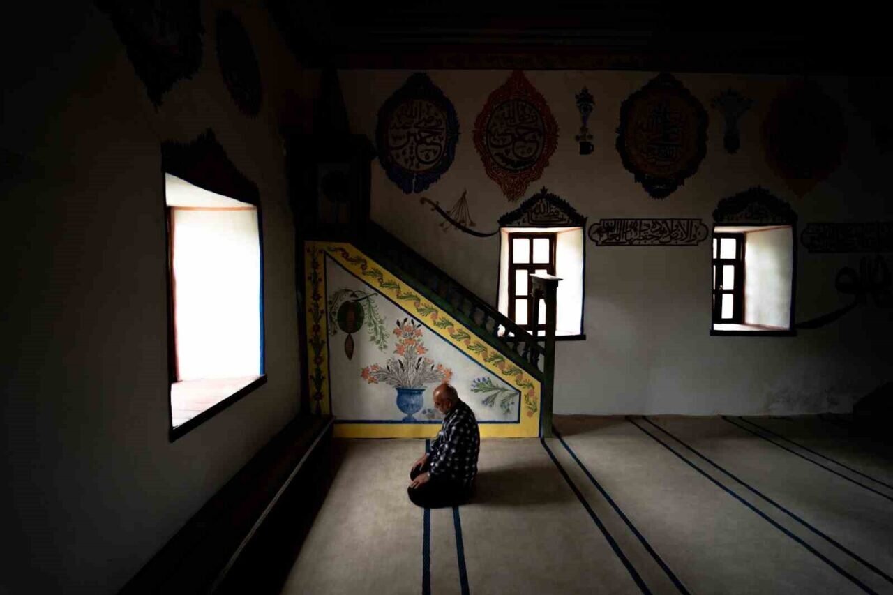 700 yıllık cami zamana meydan okuyor