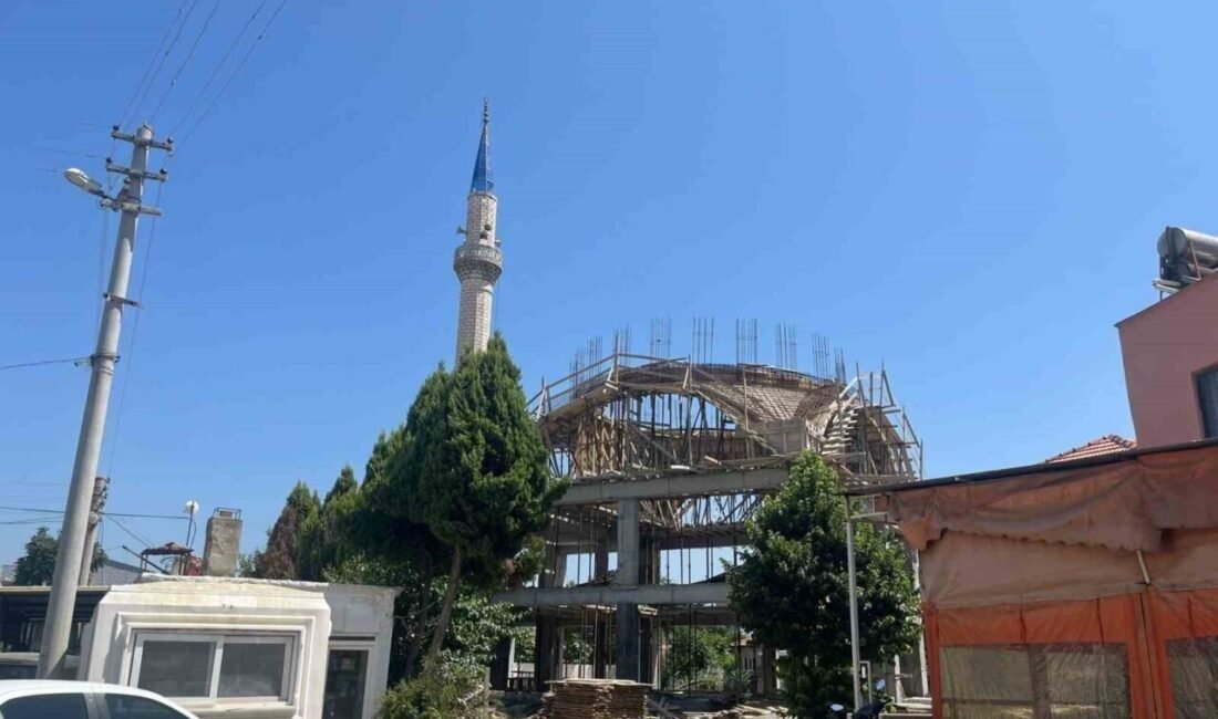 Aydın’ın İncirliova ilçesinde bulunan 40 yıllık Acarlar Pazaryeri Camii, zemininde