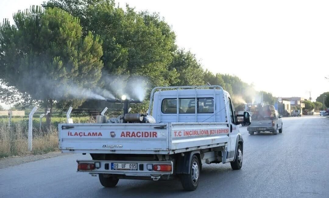 Aydın’ın İncirliova ilçesi Acarlar Mahallesi’nde sivrisinek ve haşerelere karşı ilaçlama