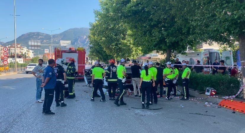 Ağaca çarpan Tofaş hurdaya döndü: 1 ölü, 4 yaralı
