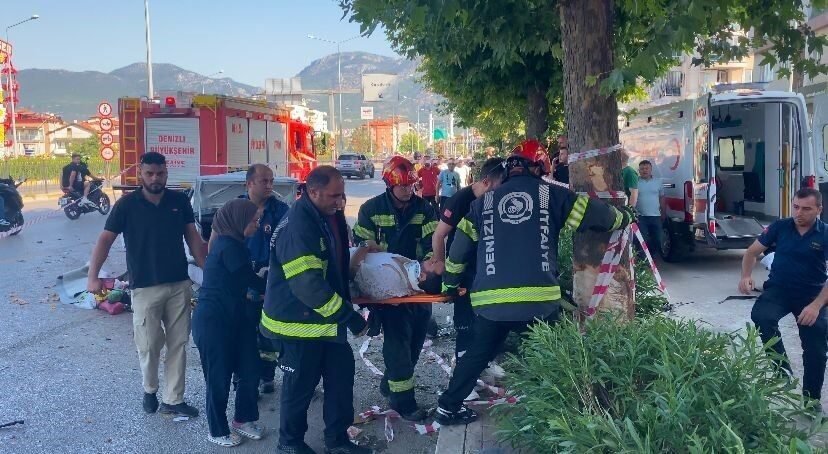 Ağaca çarpan Tofaş hurdaya döndü: 1 ölü, 4 yaralı