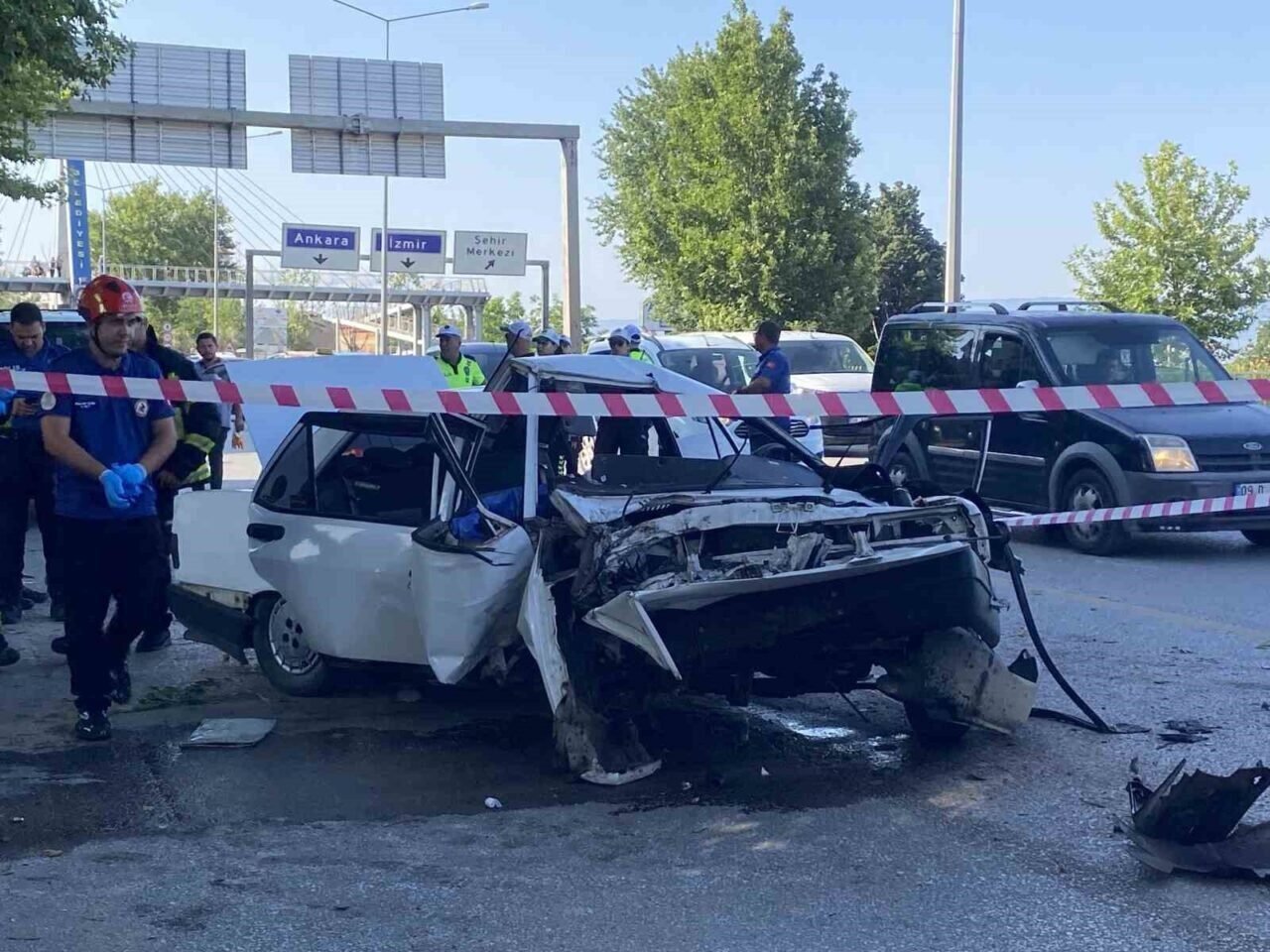 Ağaca çarpan Tofaş hurdaya döndü: 1 ölü, 4 yaralı