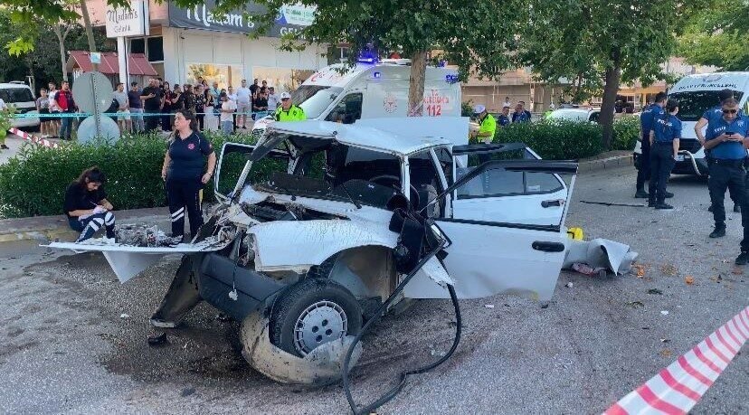 Denizli’de kontrolden çıkan otomobilin ağaca çarpması sonucu meydana gelen trafik
