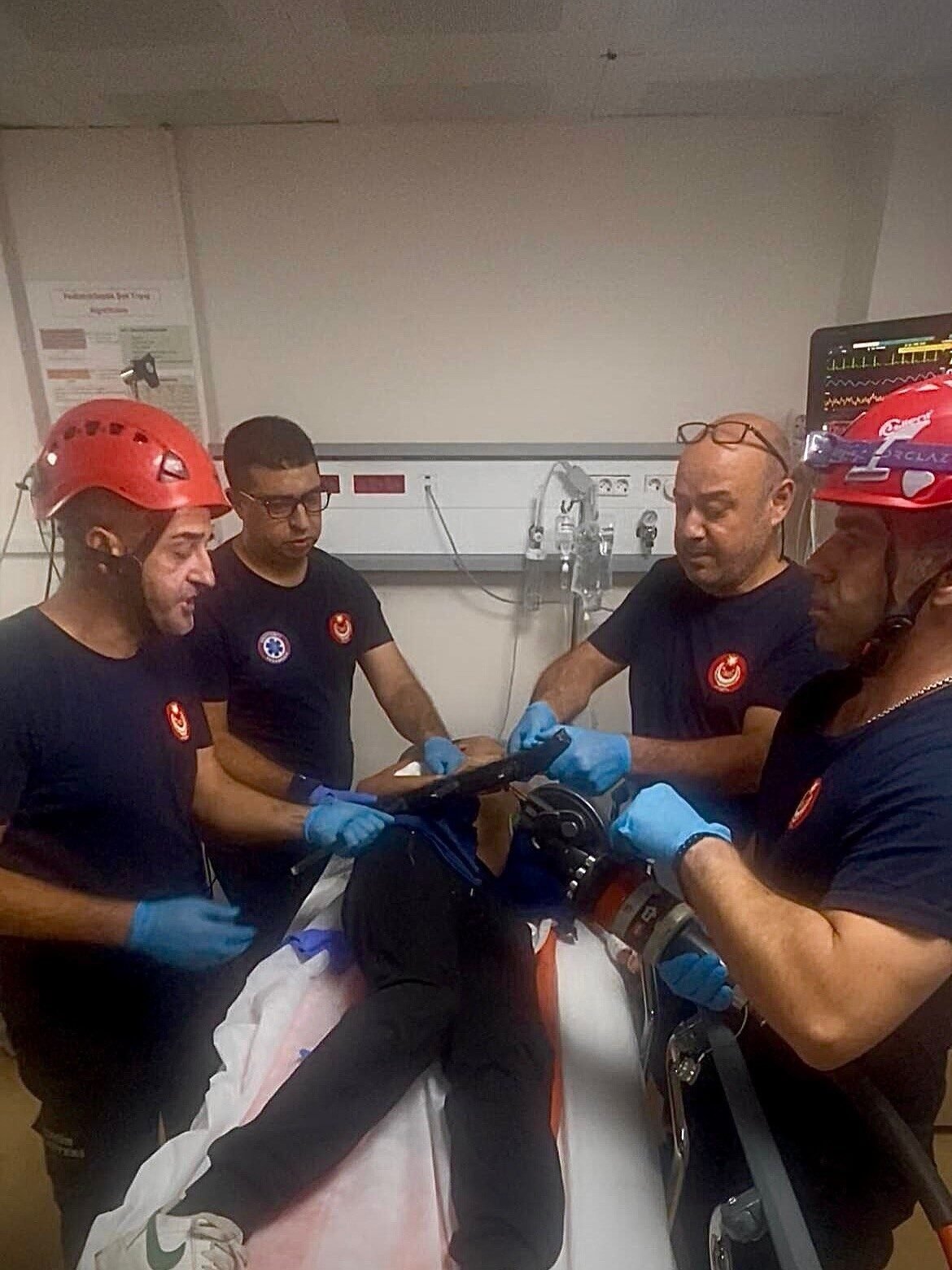 Ağaçtan düşen çocuk korkuluk demirlerine saplandı