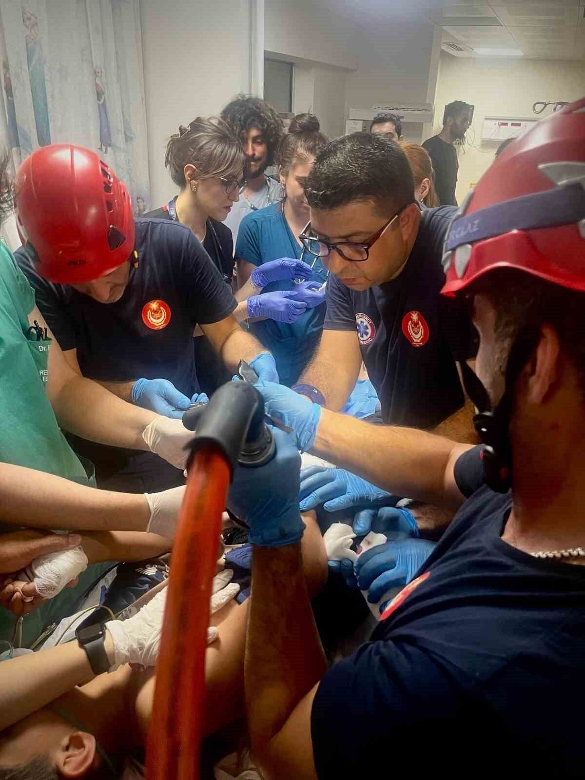 Ağaçtan düşen çocuk korkuluk demirlerine saplandı