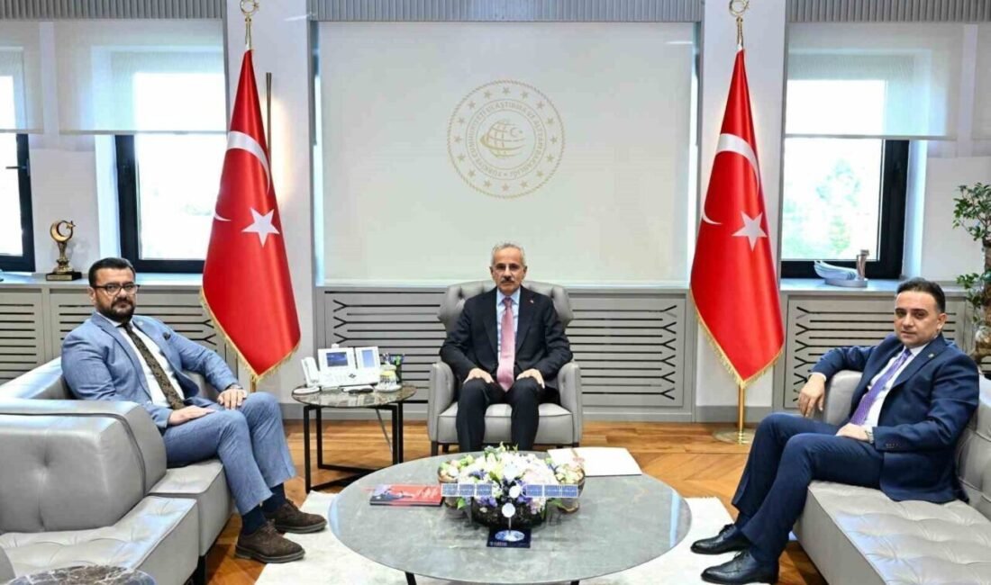 AK Parti’li Baybatur ve Akkal, Bakan Uraloğlu ile görüştü Ulaştırma ve Altyapı Bakanı Abdülkadir Uraloğlu ile bir araya gelen