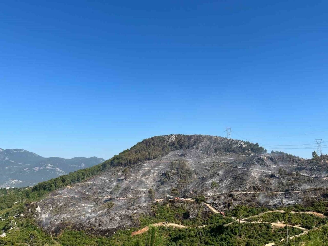 Alanya Kızılalan’da çıkan yangın yaklaşık 10 saat sonra kontrol altına alındı
