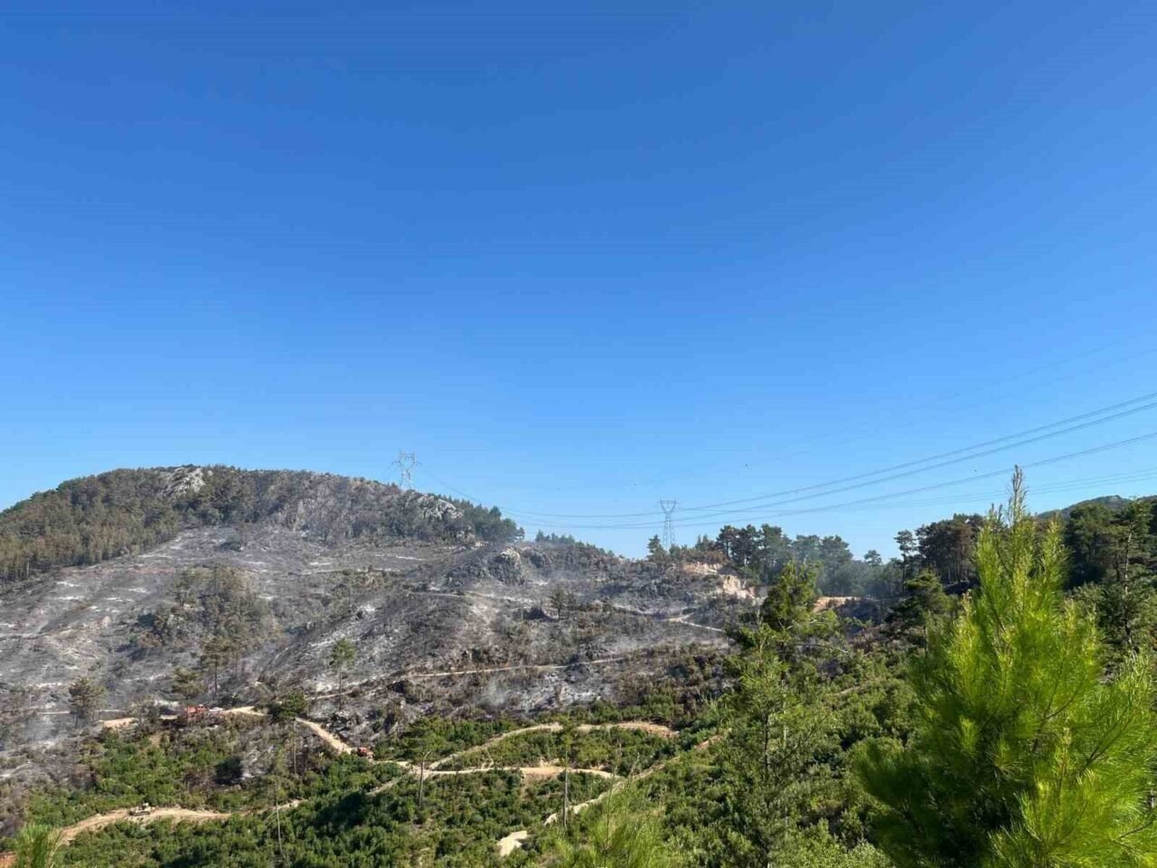 Alanya Kızılalan’da çıkan yangın yaklaşık 10 saat sonra kontrol altına alındı