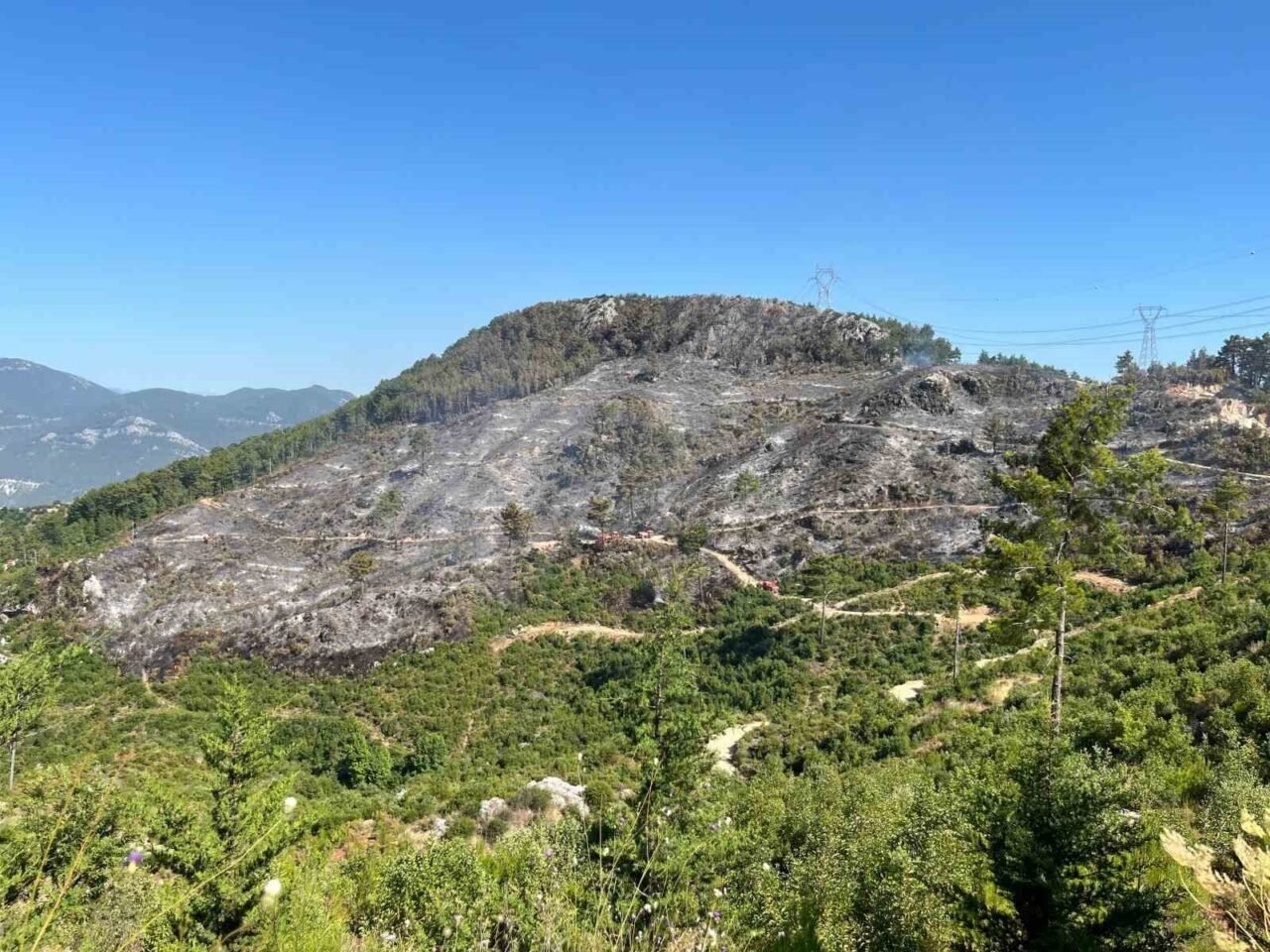 Alanya Kızılalan’da çıkan yangın yaklaşık 10 saat sonra kontrol altına alındı