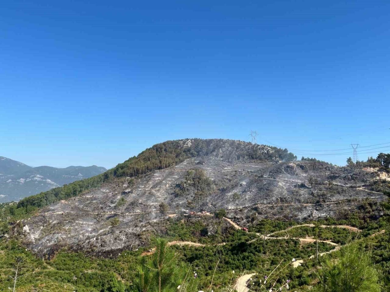 Alanya Kızılalan’da çıkan yangın yaklaşık 10 saat sonra kontrol altına alındı