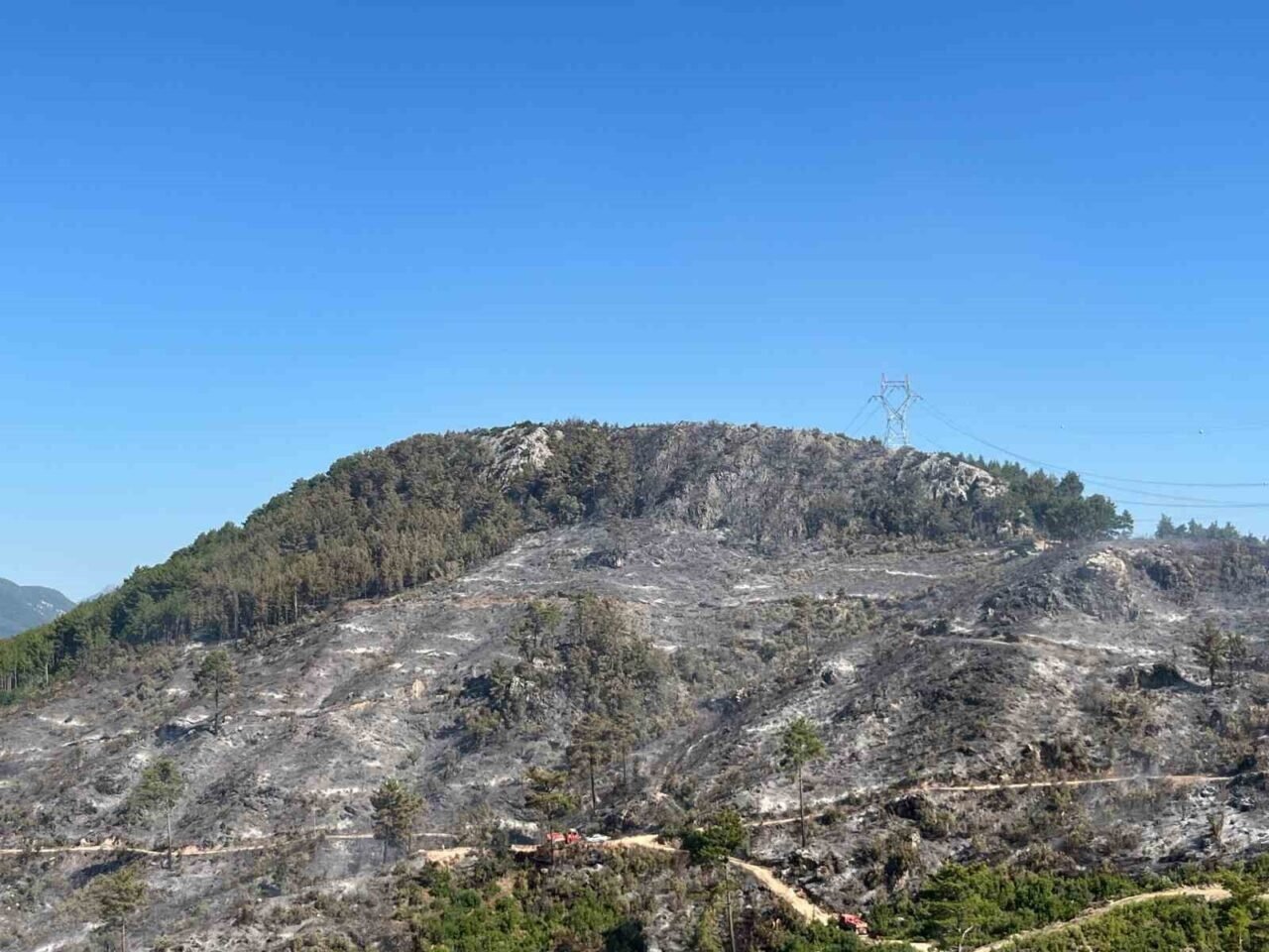 Alanya Kızılalan’da çıkan yangın yaklaşık 10 saat sonra kontrol altına alındı