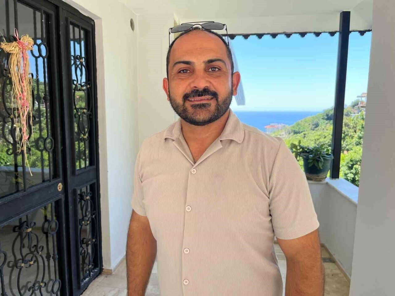 Alanya’da apartmana giren yılana kafa tutan sokak kedisi evin bekçisi oldu
