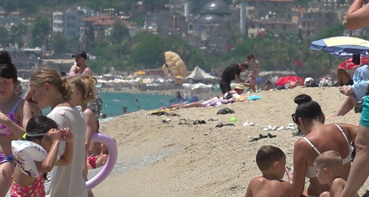 Alanya’da aşırı sıcaklar sahilleri doldurdu