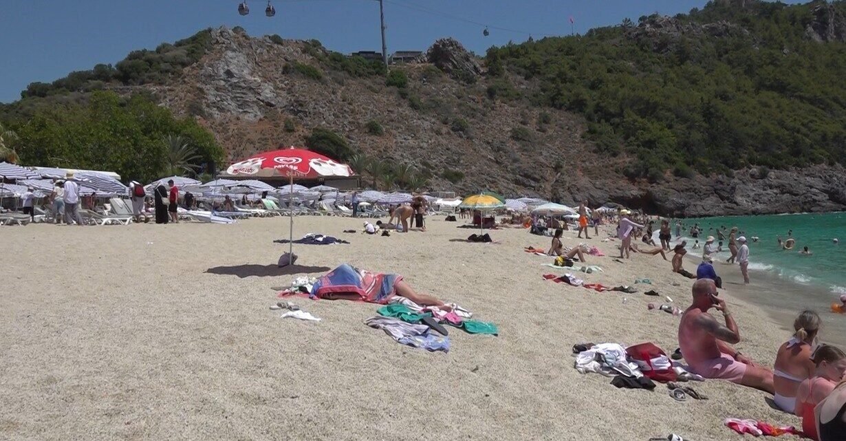 Alanya’da aşırı sıcaklar sahilleri doldurdu