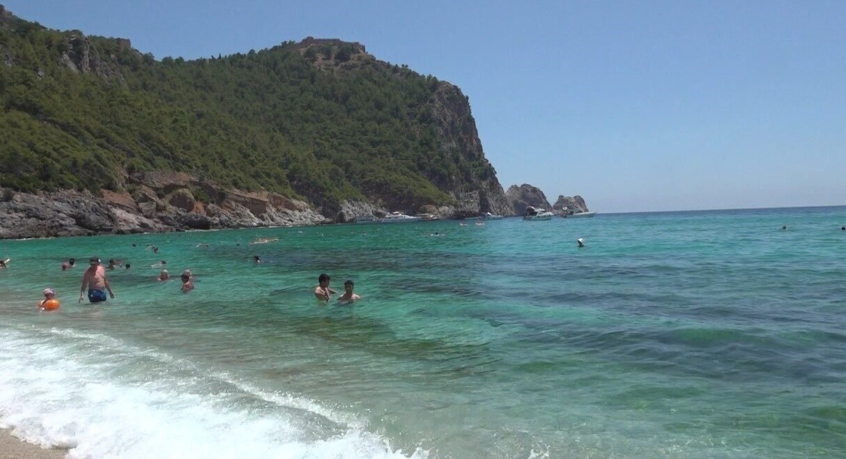 Alanya’da aşırı sıcaklar sahilleri doldurdu