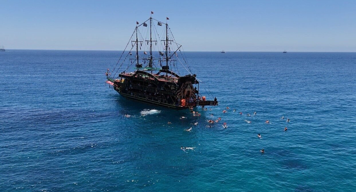 Alanya’da aşırı sıcaklar sahilleri doldurdu