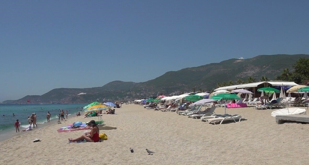 Alanya’da aşırı sıcaklar sahilleri doldurdu
