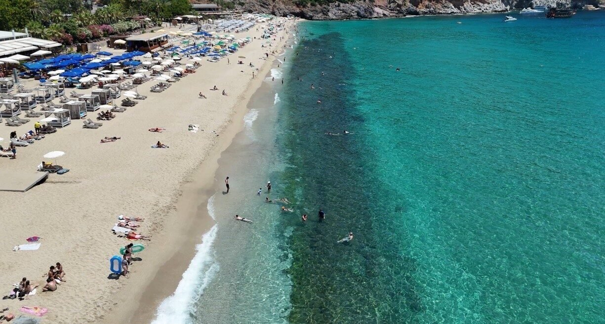 Alanya’da aşırı sıcaklar sahilleri doldurdu
