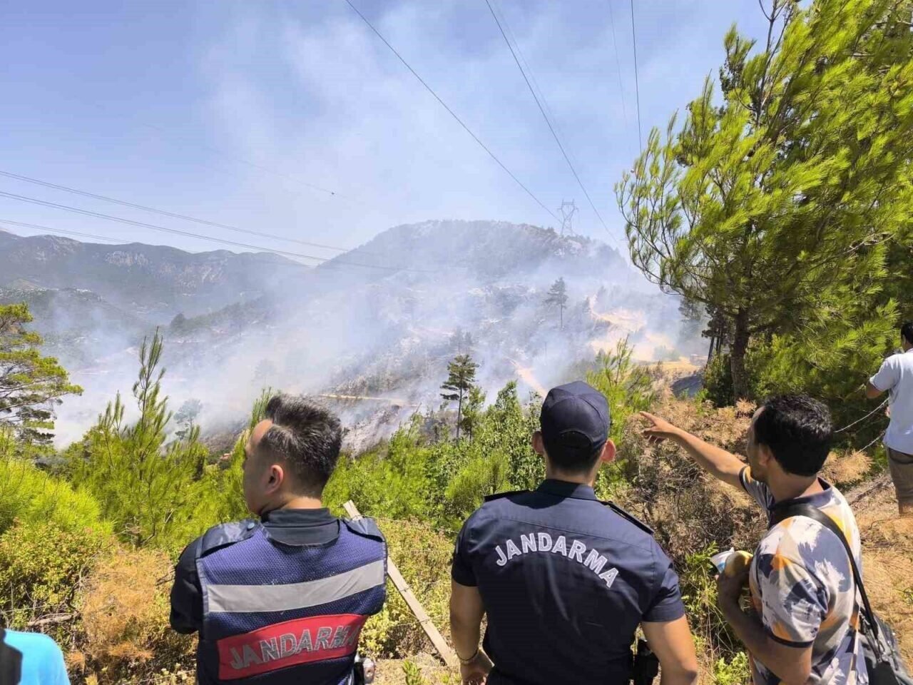 Alanya’da çıkan orman yangını kısmen kontrol altına alındı
