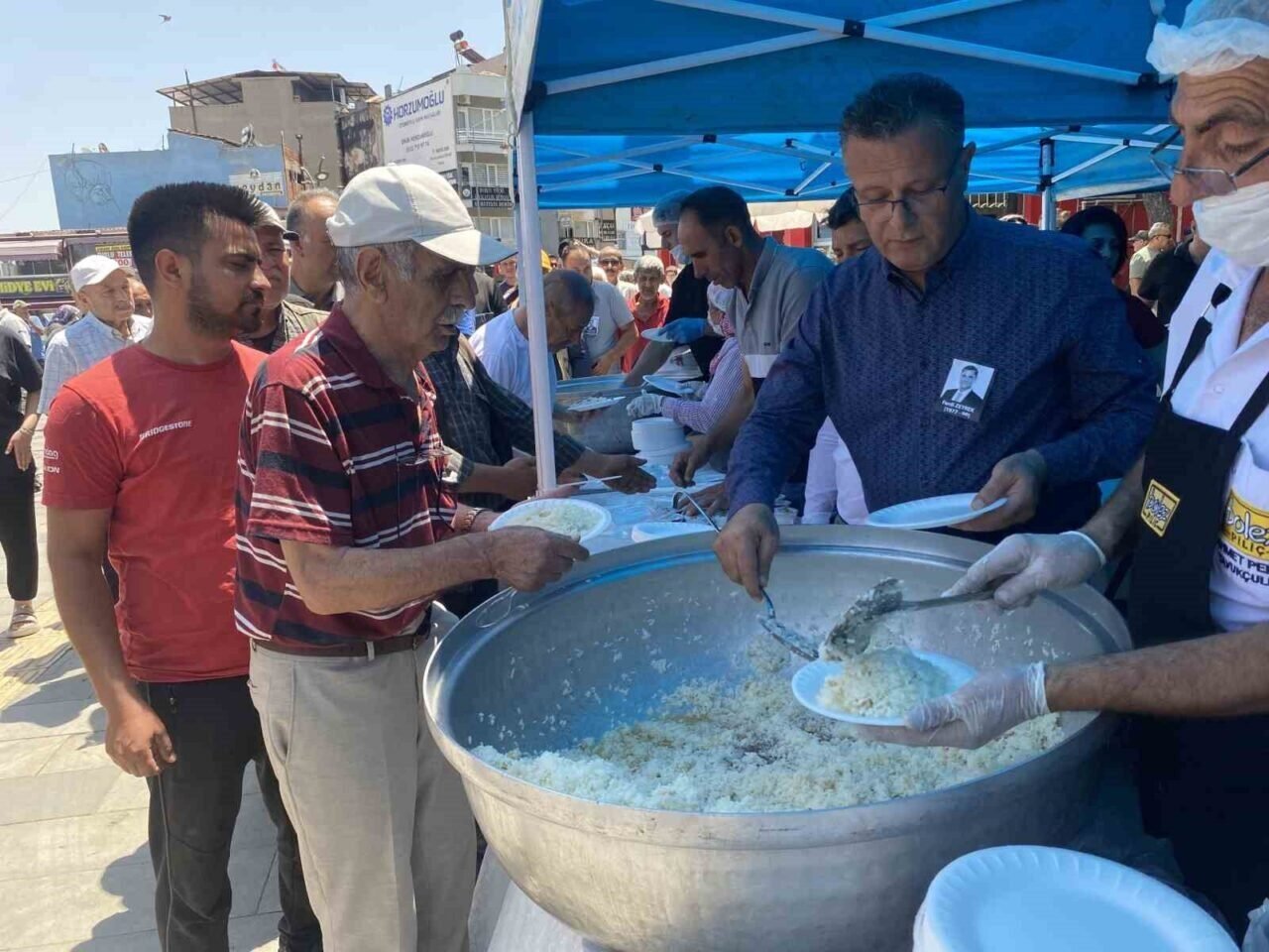 Alaşehir Belediyesi’nden merhum Ferdi Zeyrek için pilav hayrı Alaşehir Belediyesi’nden merhum Ferdi Zeyrek için pilav hayrı