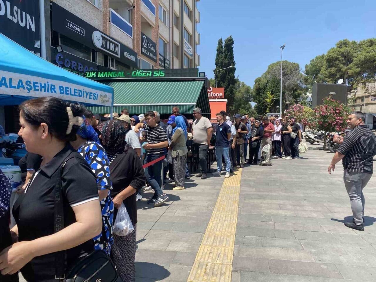Alaşehir Belediyesi’nden merhum Ferdi Zeyrek için pilav hayrı