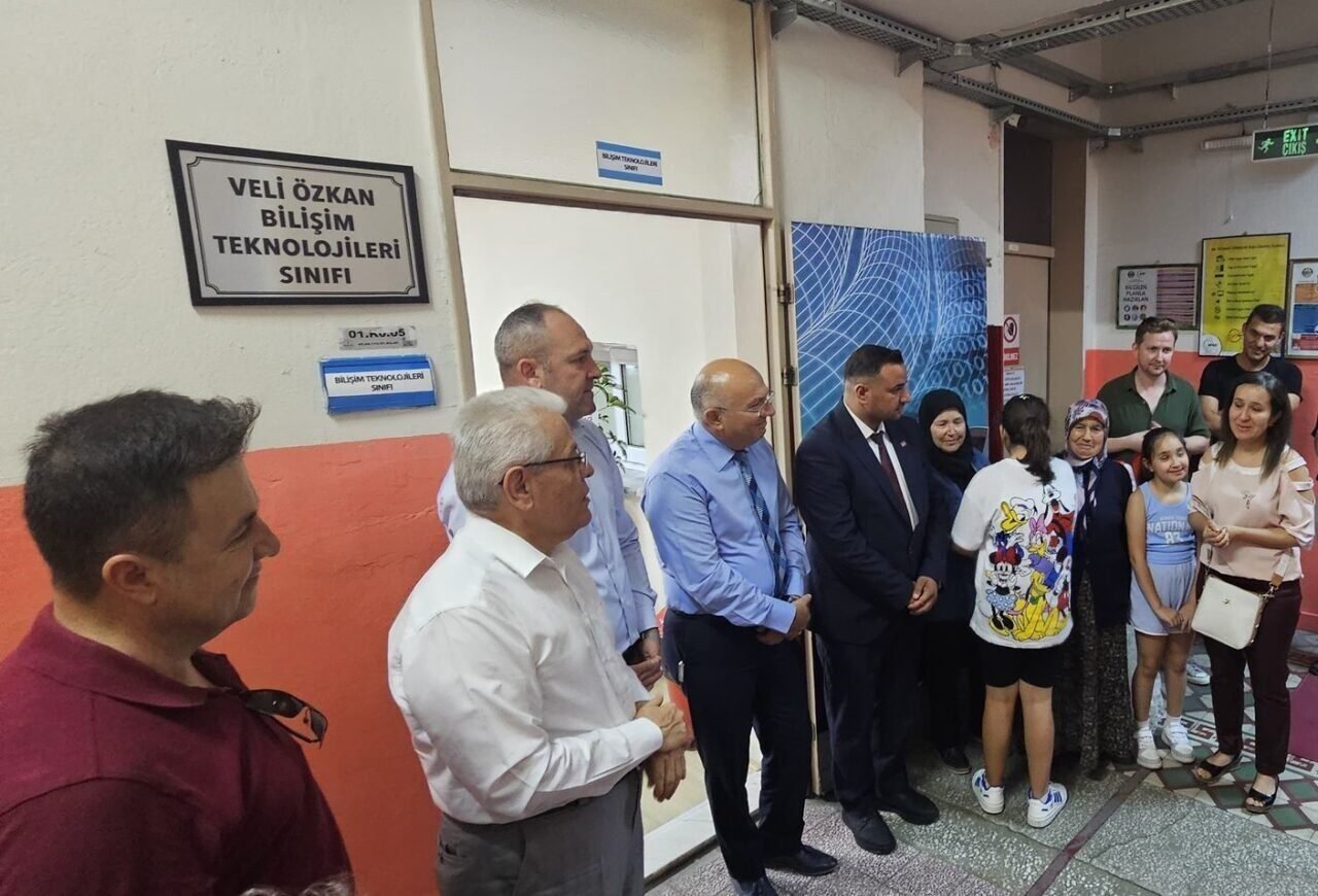 Alaşehir’de Veli Özkan Bilişim Teknolojileri Sınıfı açıldı