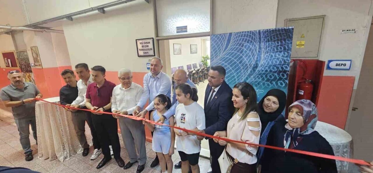 Alaşehir’de Veli Özkan Bilişim Teknolojileri Sınıfı açıldı