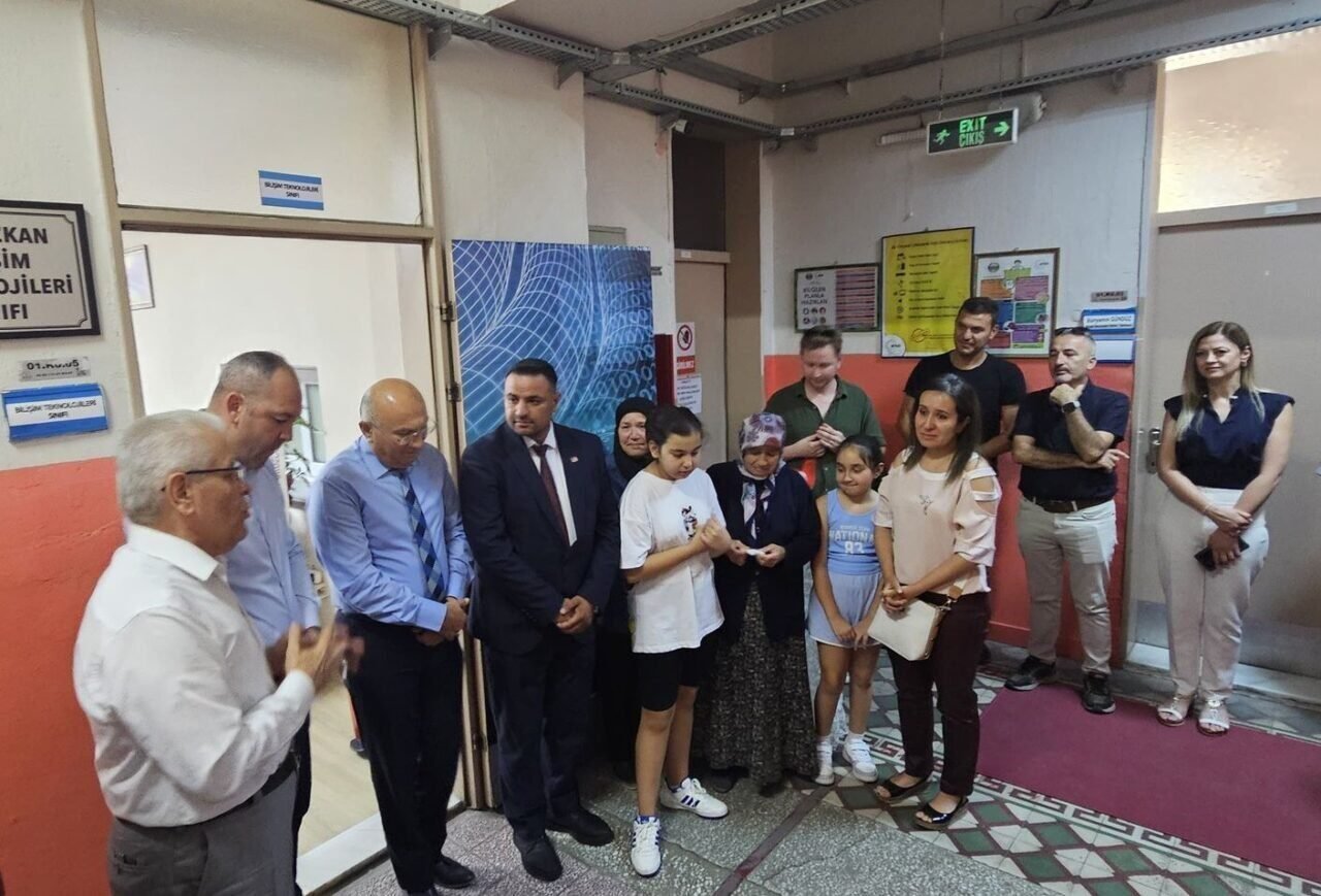 Alaşehir’de Veli Özkan Bilişim Teknolojileri Sınıfı açıldı