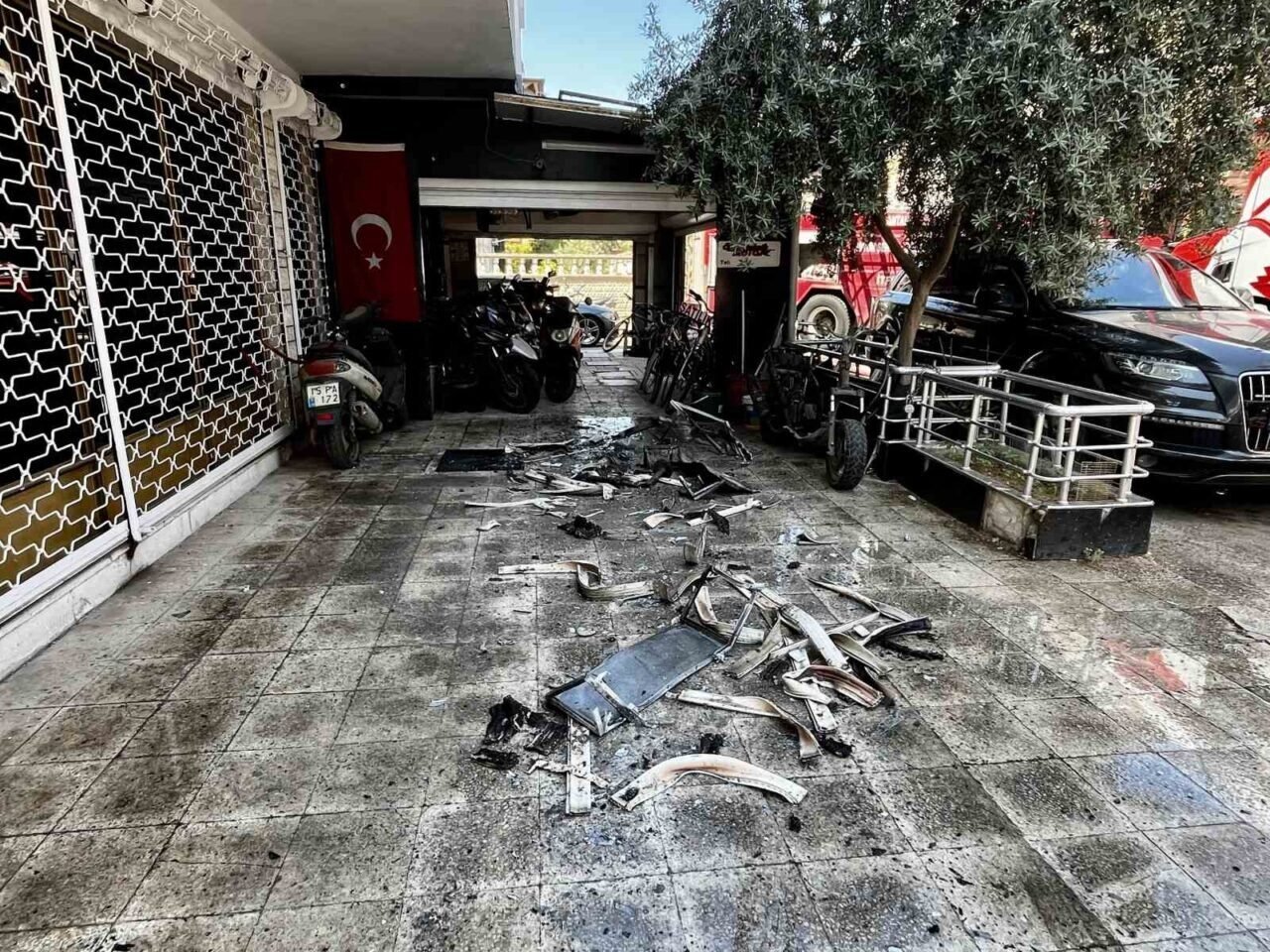 Alevlerin sardığı evde balkona sığındı kedisini elinden bırakmadı