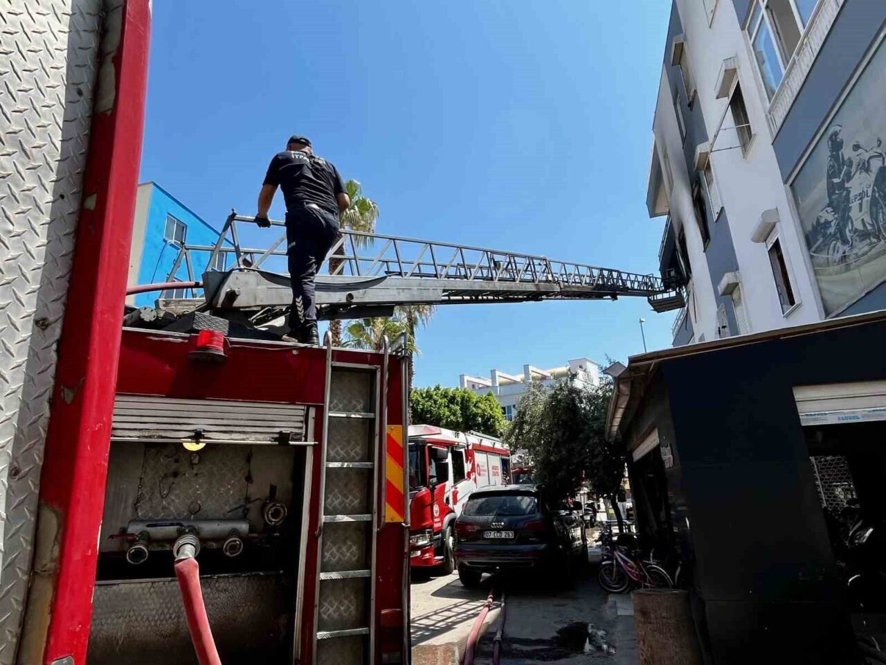 Alevlerin sardığı evde balkona sığındı kedisini elinden bırakmadı