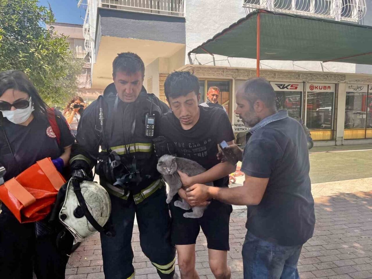 Alevlerin sardığı evde balkona sığındı kedisini elinden bırakmadı