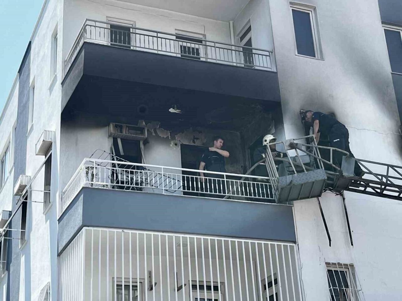Alevlerin sardığı evde balkona sığındı kedisini elinden bırakmadı