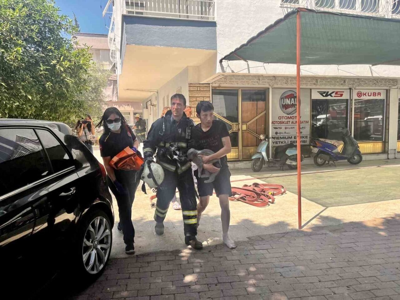 Alevlerin sardığı evde balkona sığındı kedisini elinden bırakmadı