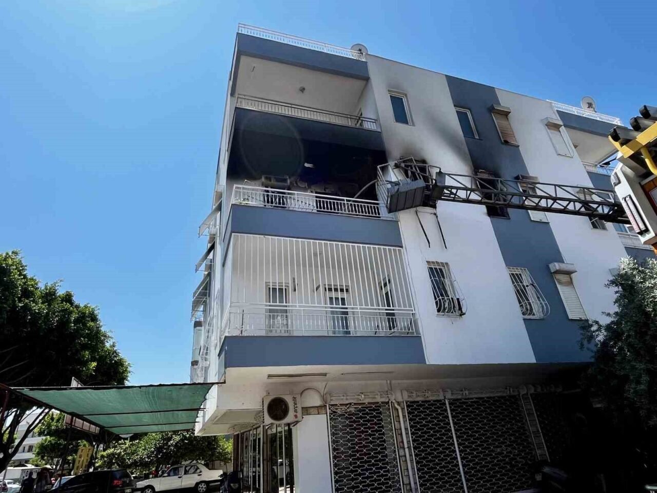 Alevlerin sardığı evde balkona sığındı kedisini elinden bırakmadı