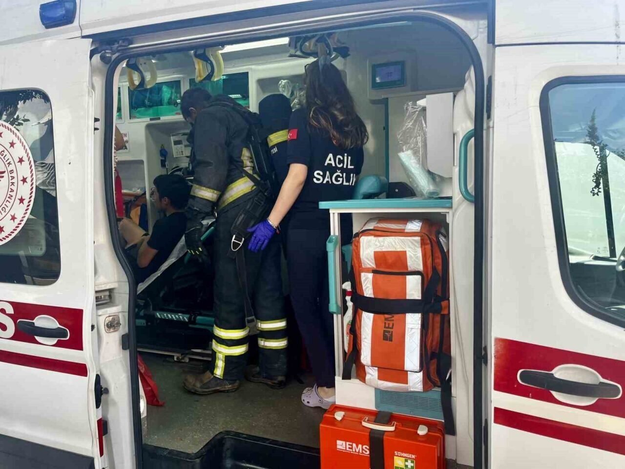 Alevlerin sardığı evde balkona sığındı kedisini elinden bırakmadı