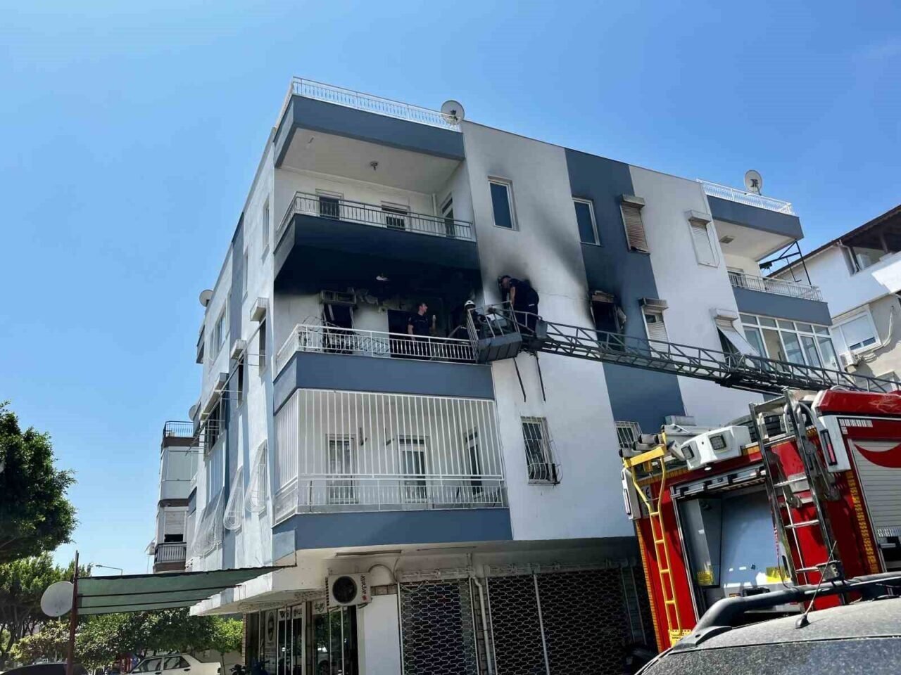 Alevlerin sardığı evde balkona sığındı kedisini elinden bırakmadı